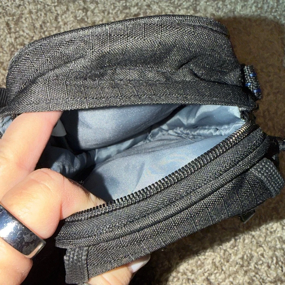 Samsonite camera bag / travel bag w/removeable strap & plenty of pockets - EUC!